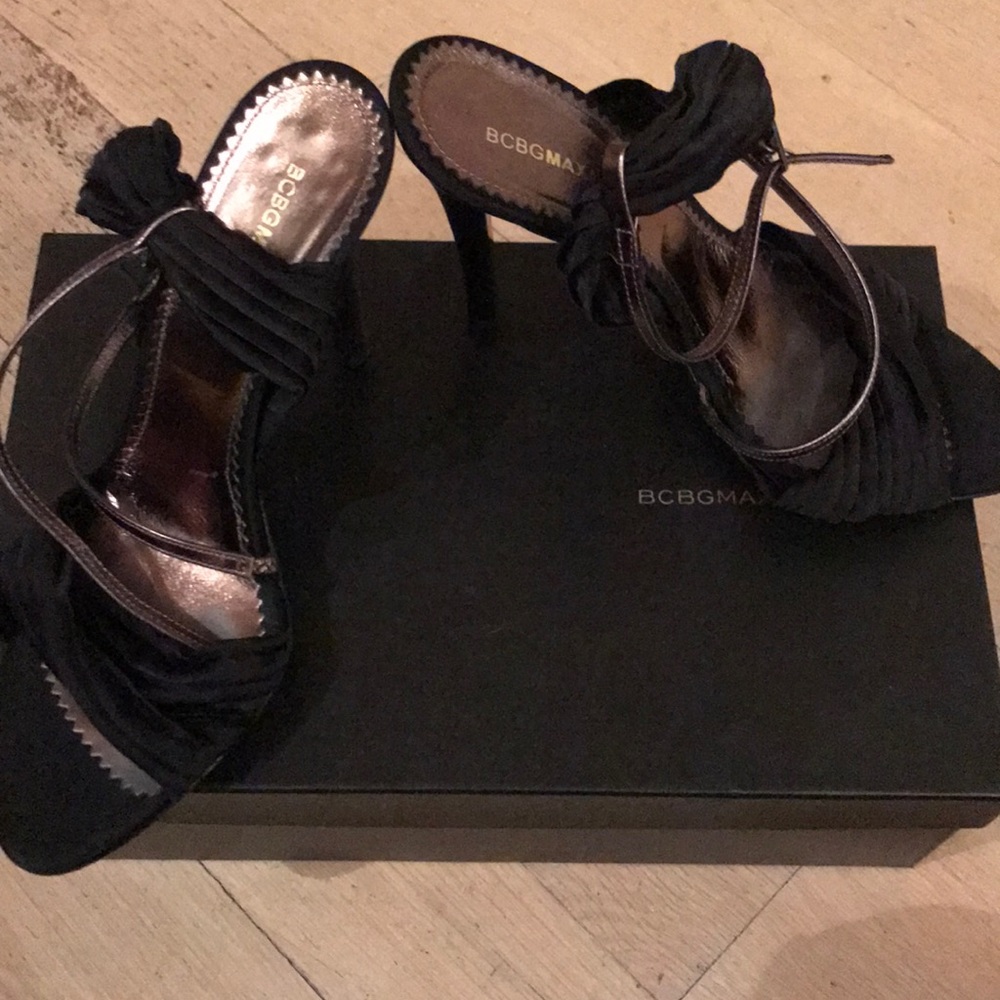 BCBG MAXAZRIA Black/pewter heels size 6B leather